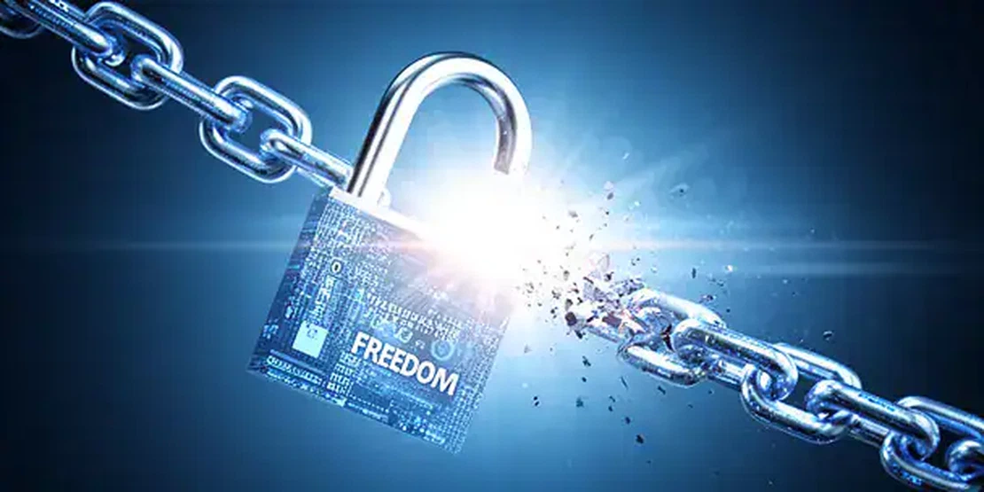 Concetto di software libero con liberazione da vincoli e lock-in dei dati aziendali